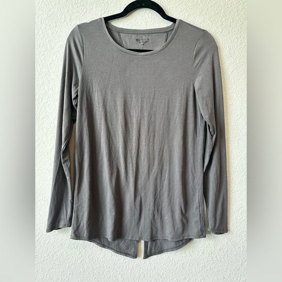 Athleta Size Women's Light Gray Long Sleeve Tee - Picture 4 of 10